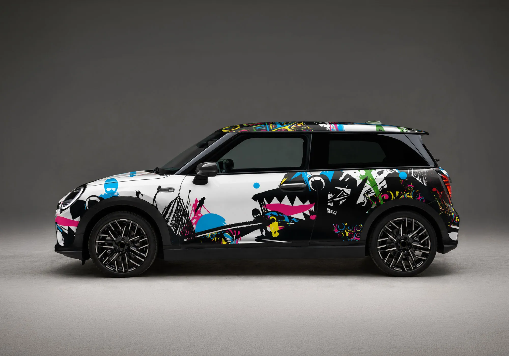 empegra - Individuelles Fahrzeugdesign und Fahrzeugbeschriftung für einen MINI mit farbiger Illustration